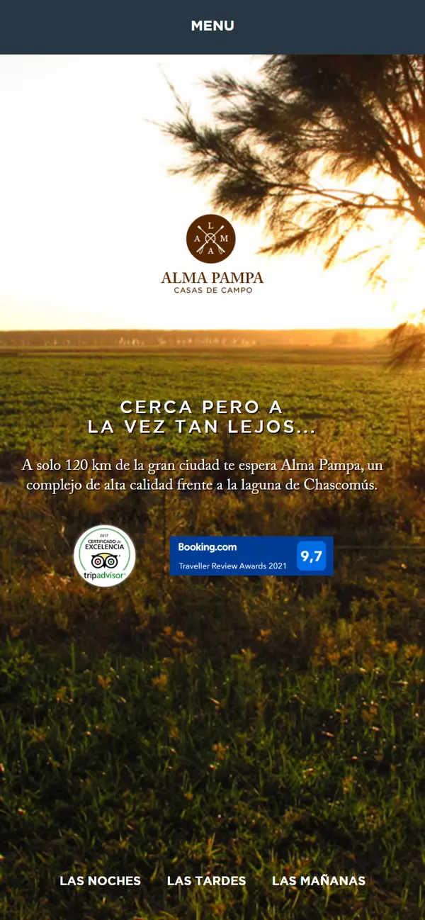 La portada de la web actual en un celular: una foto de campo, el logo, el título y los sellos de Tripadvisor y Booking.