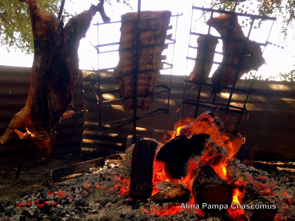 Costillares a la cruz junto al fuego.