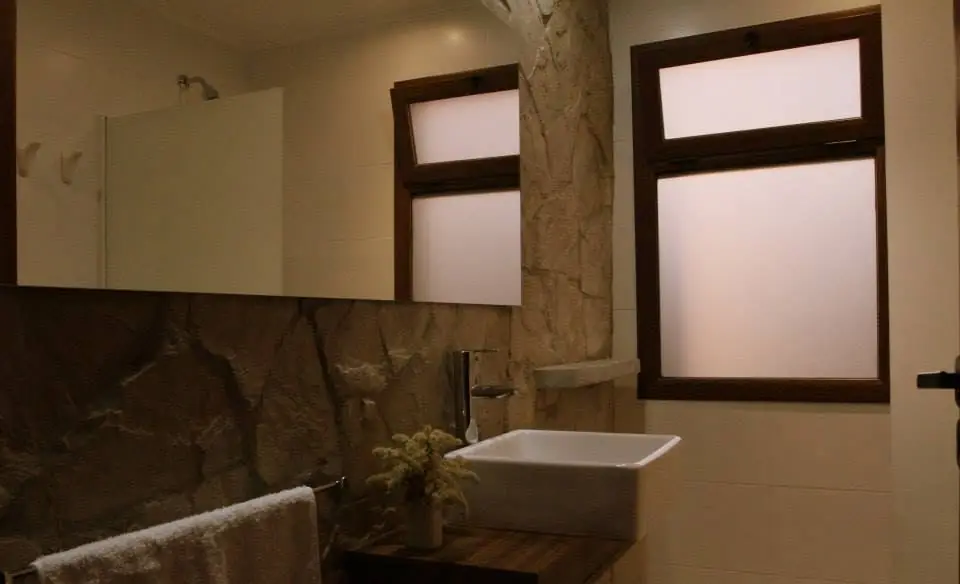 El baño con su ventana.