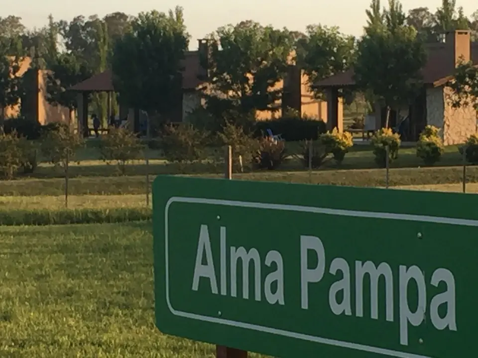 El cartel de Alma Pampa en la entrada.