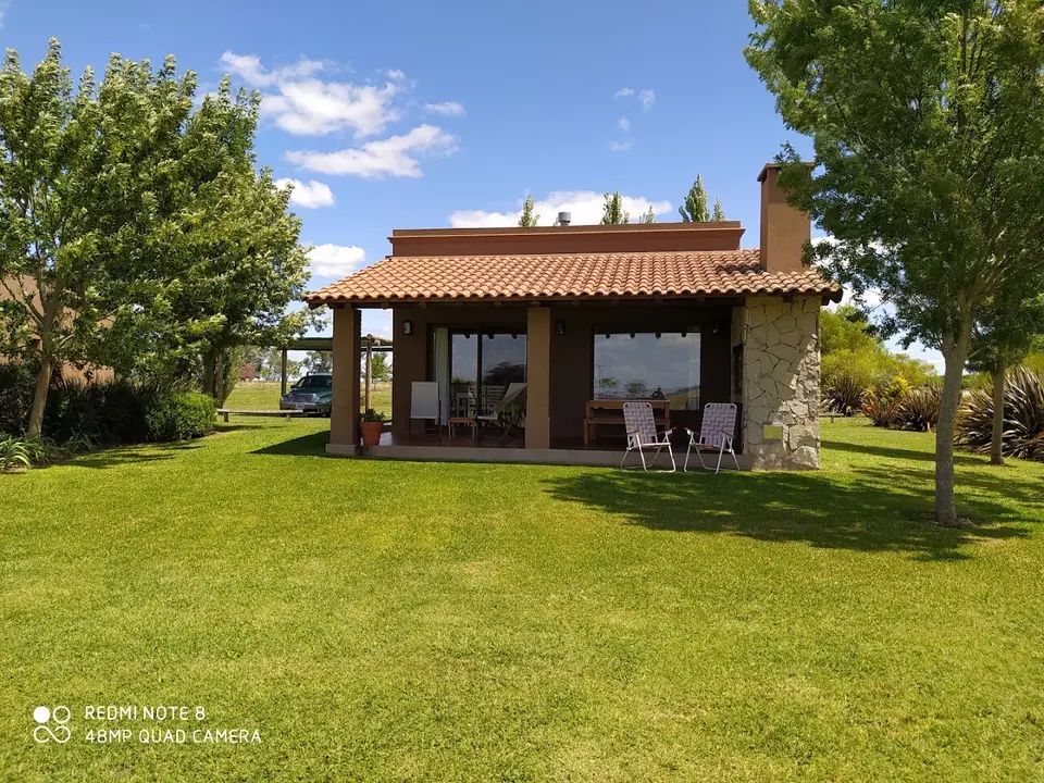 Una casa con el cielo azul.