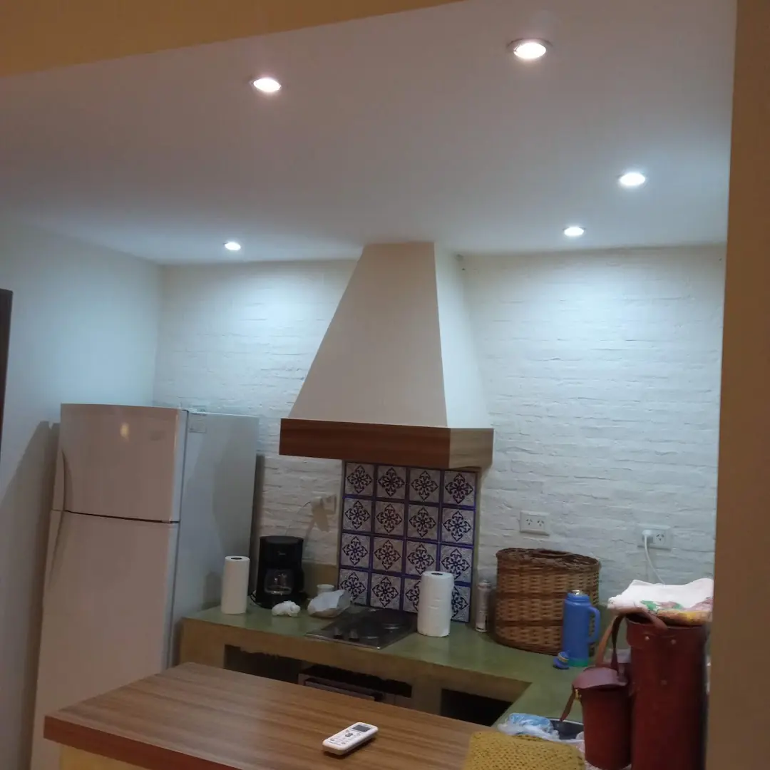 La cocina, con la campana y los azulejos pintados.