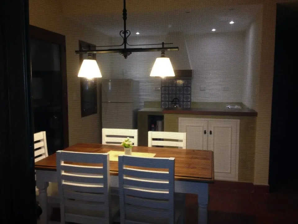 La cocina con las luces encendidas.