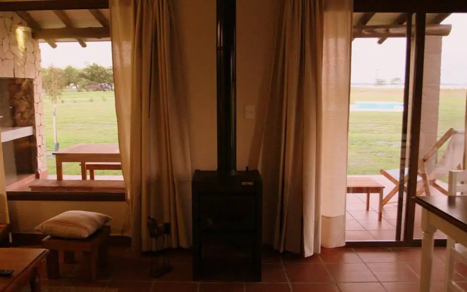 El comedor, con el ventanal a la galería.