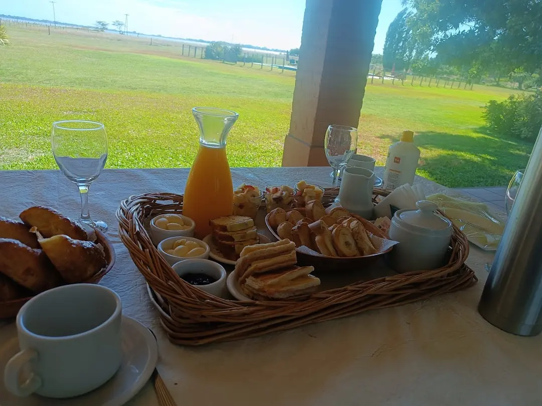 El desayuno en la galería, con el jugo exprimido.