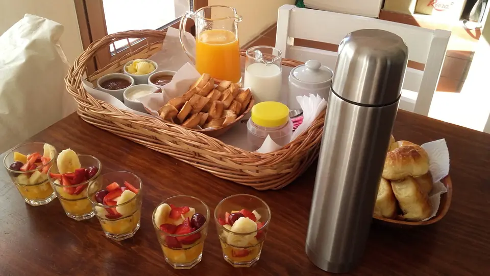 La canasta del desayuno sobre la mesa, con la ventana a la galería.