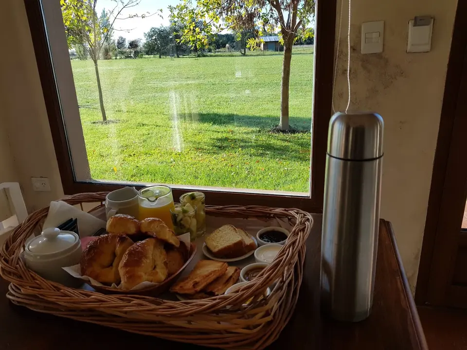 El desayuno junto a la ventana.