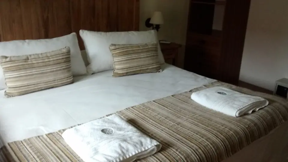 Las toallas sobre la cama.