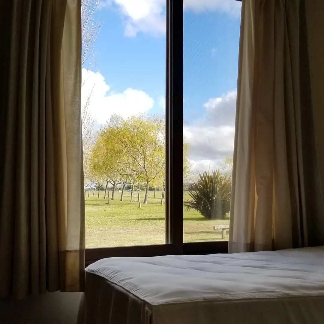 La ventana del dormitorio, al campo.