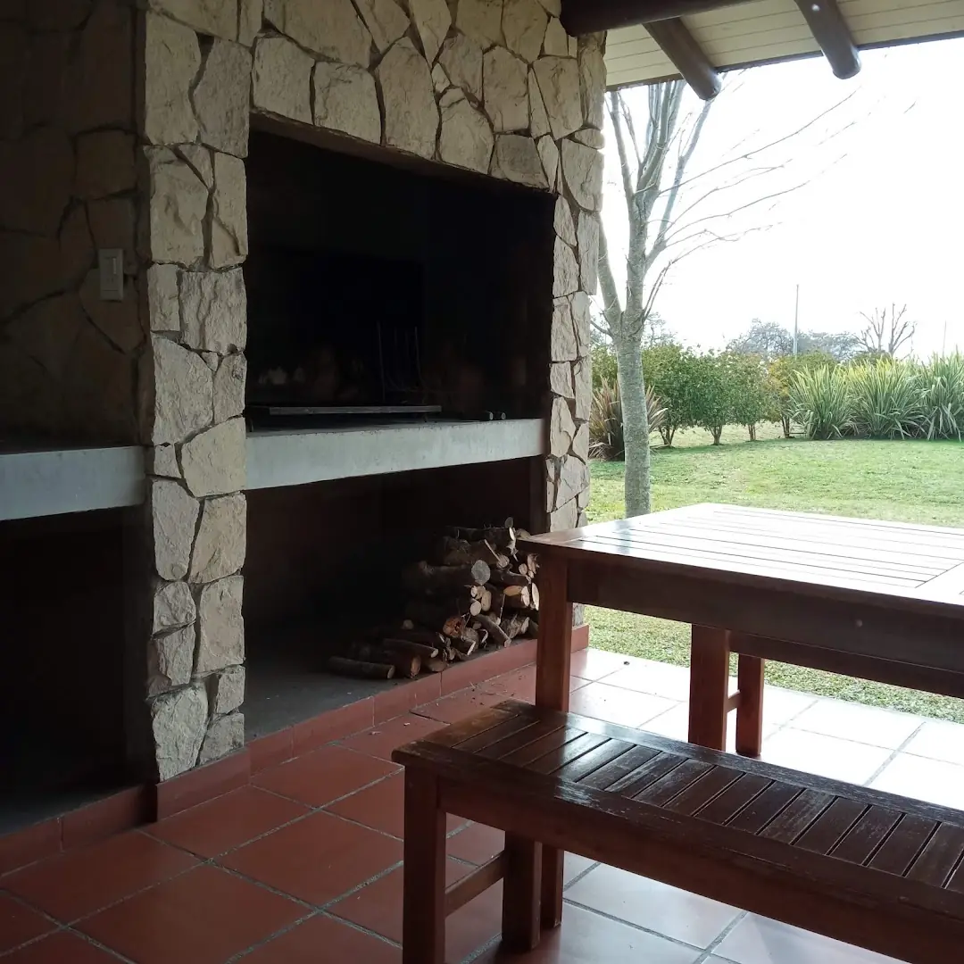 La galería con la parrilla y la mesa.
