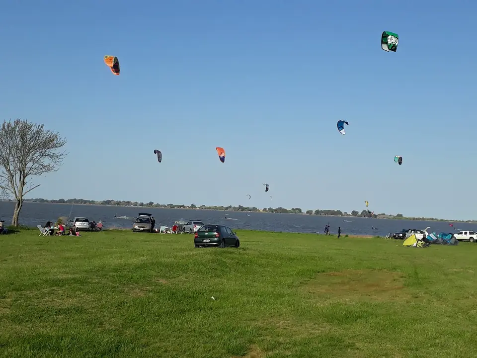 Velas de kitesurf frente a la chacra.
