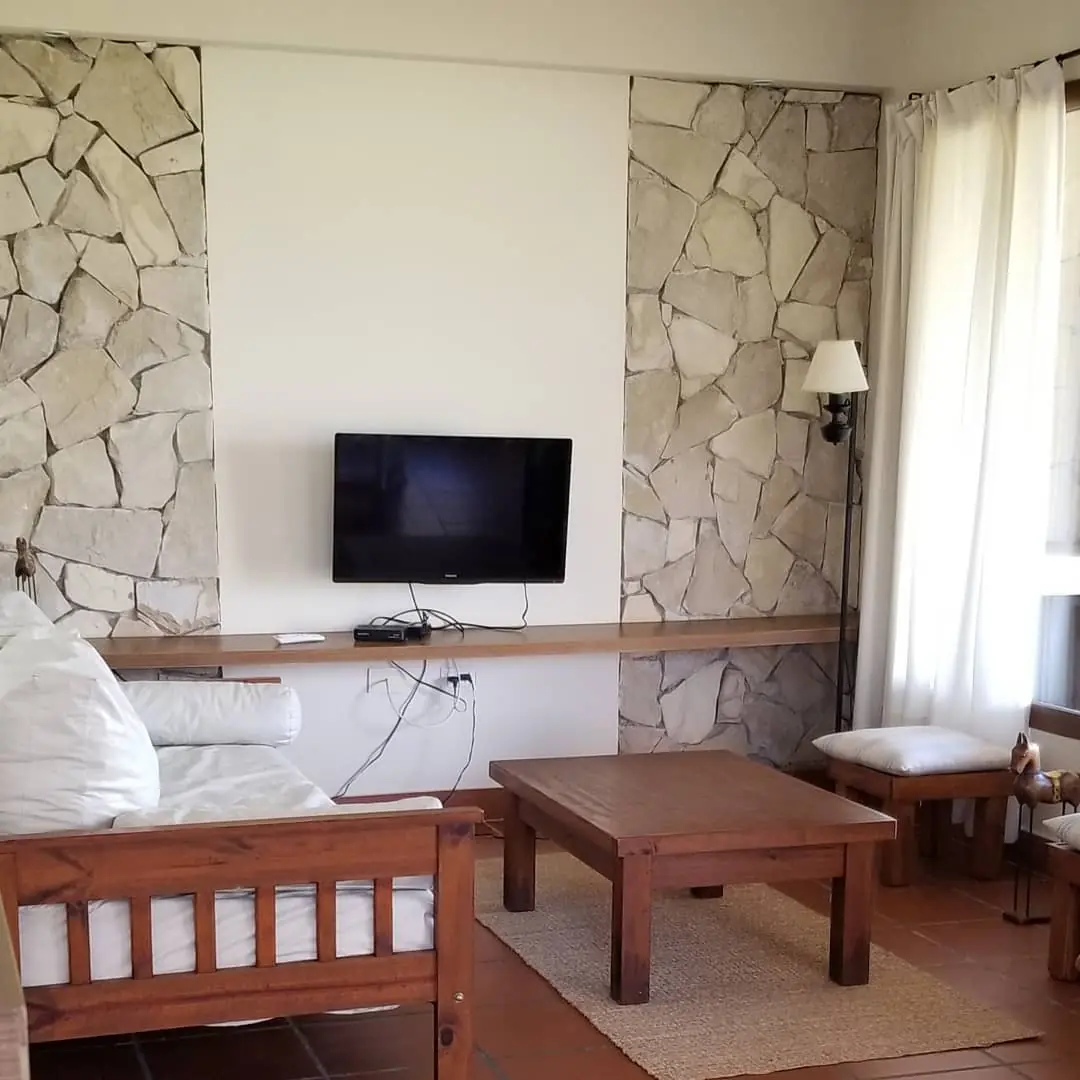 El living con paredes de piedra.