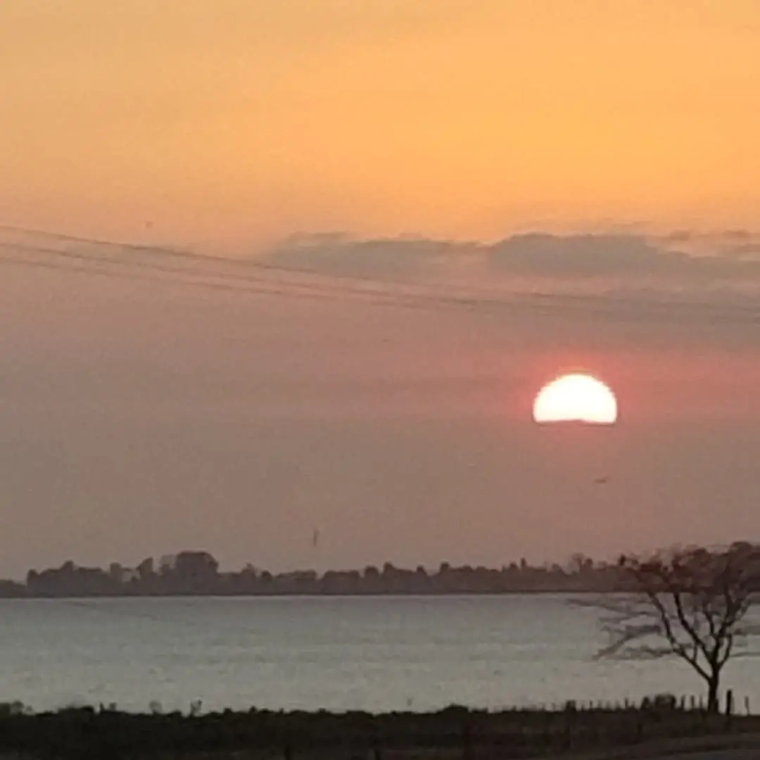 El sol que sale sobre la laguna.