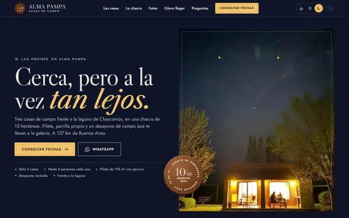 La portada de noche, con la casa bajo las estrellas.