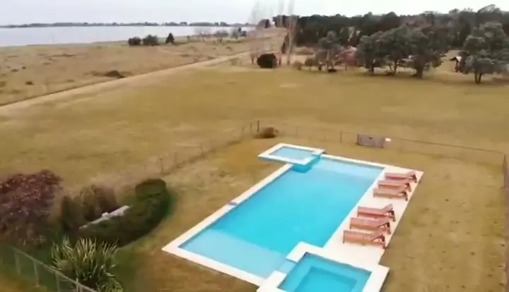 La pileta vista desde el drone.