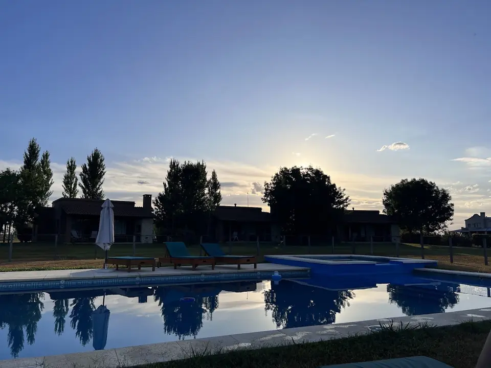 La pileta al atardecer, con los reflejos.