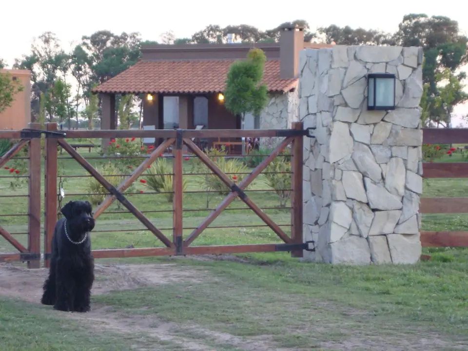 Una tranquera con su guardián.